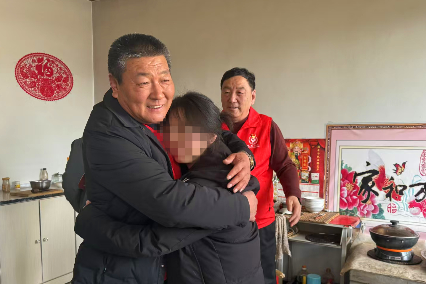 “爱心爸爸”阳原县东堡乡周家窑村党支部书记闫兴峰。阳原县妇联供图