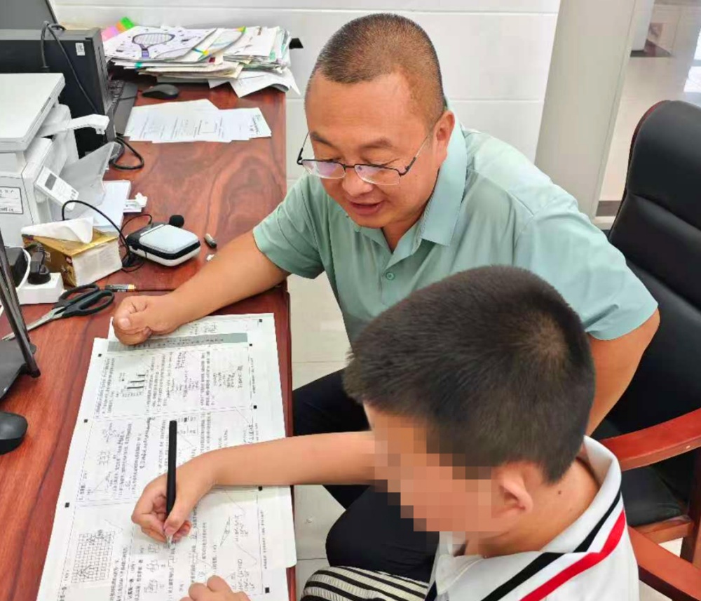 “爱心爸爸”中央和国家机关第27批青年支教帮扶队的辛旭龙老师。阳原县妇联供图