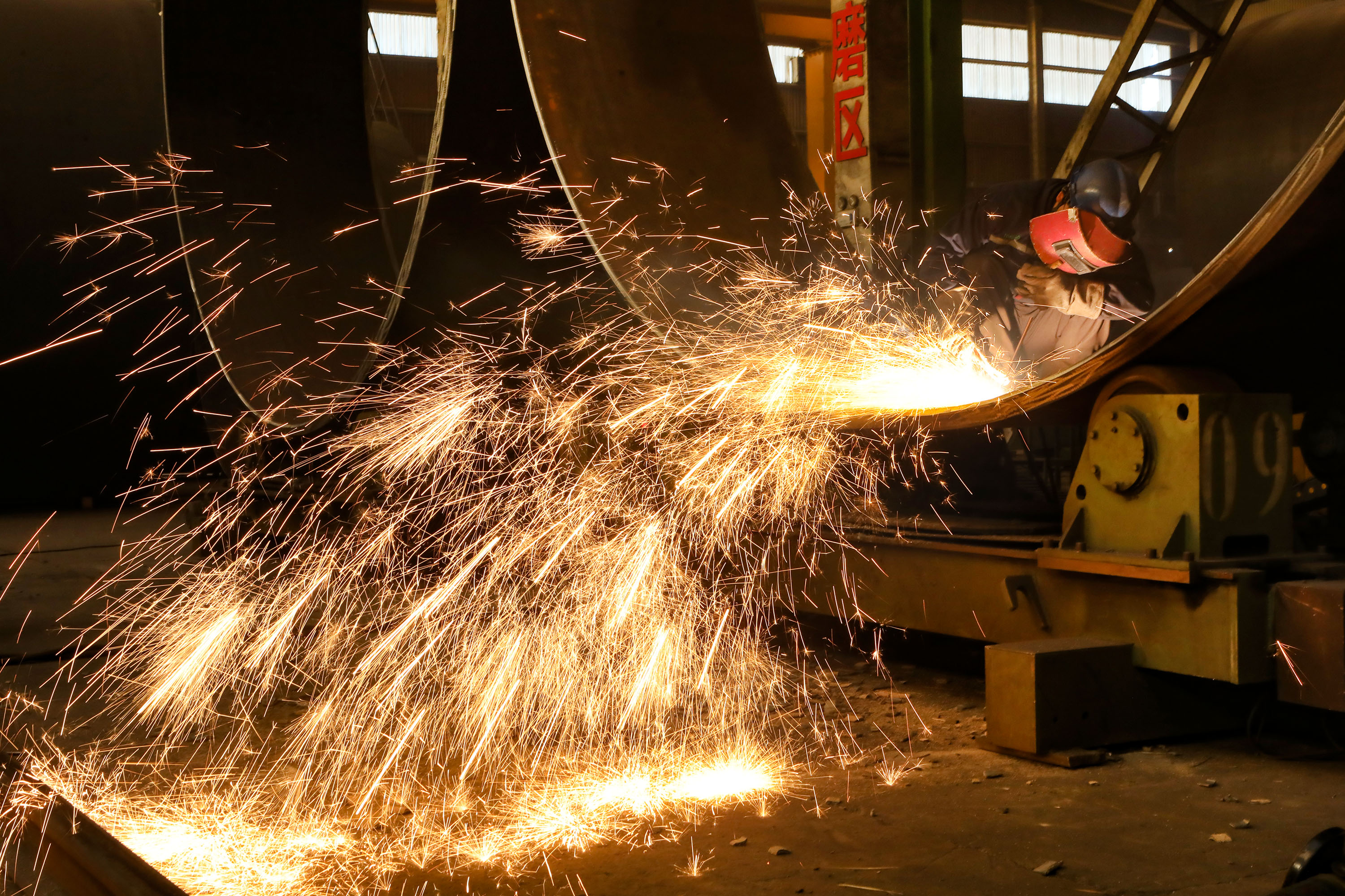 工人正在进行纵缝焊接。武殿森摄