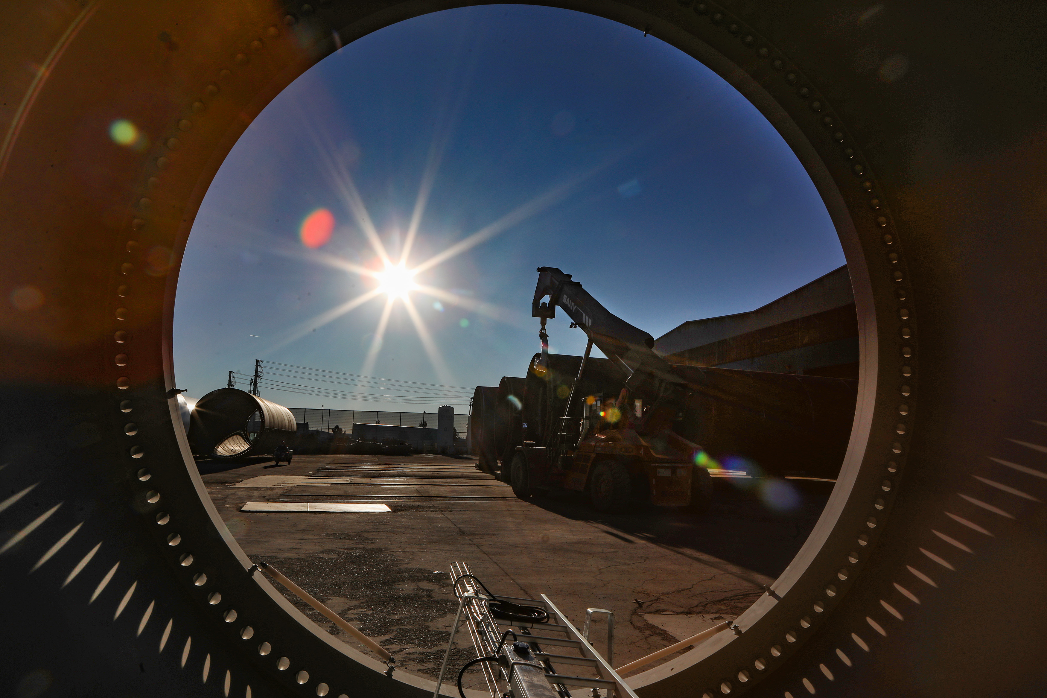 工作人员将塔筒吊装至运输车间进行喷色。武殿森摄