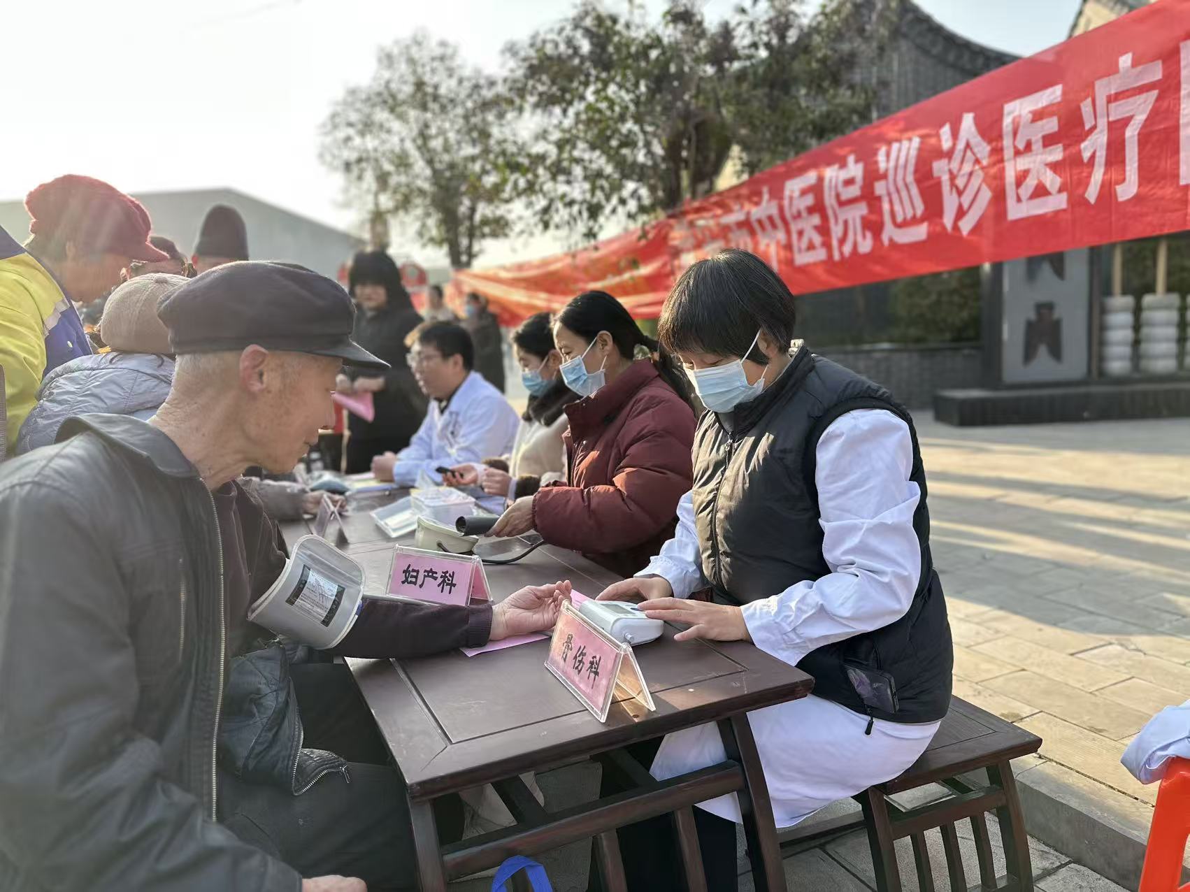 武安市“惠民实践团”医疗队在基层为群众诊疗。武宣摄