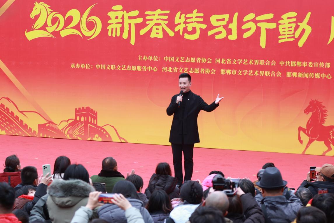 文艺志愿者刘和刚演出现场。李树锋摄