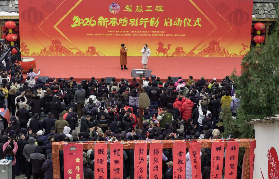 文艺志愿者何赛飞、许娣演出现场。李树锋摄
