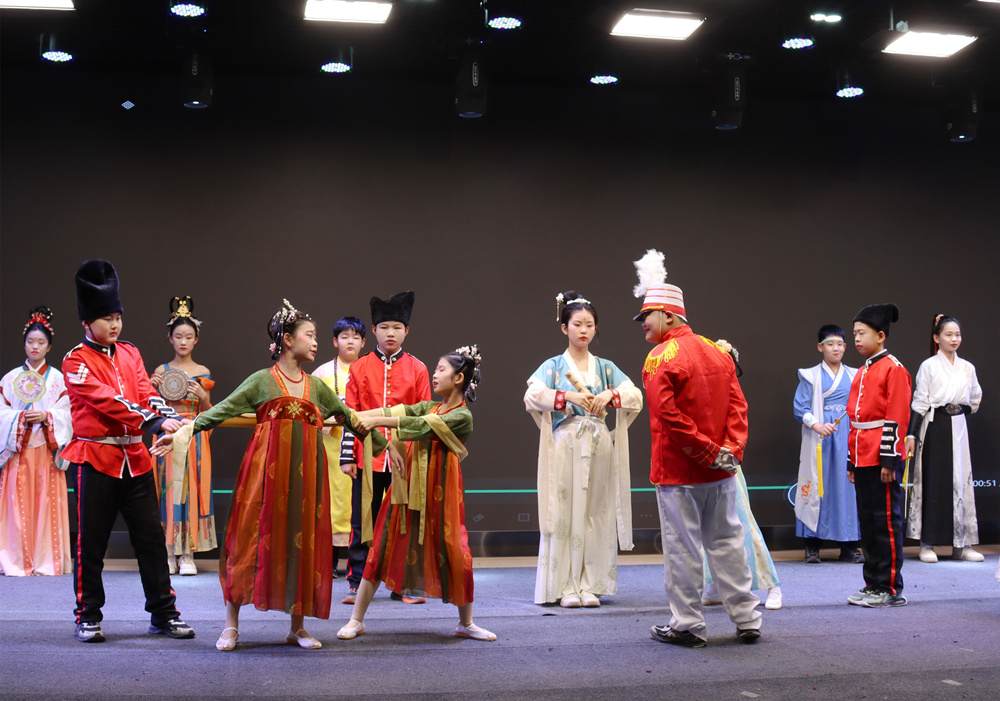 学生表演课本剧《当归故里》。时萍萍摄