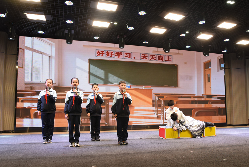 学生表演课本剧《示儿》。时萍萍摄