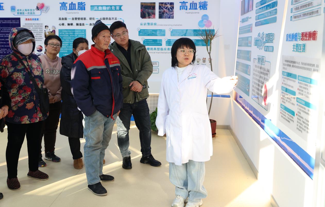 在任丘市石门桥镇中心卫生院，家庭医生为居民讲解疾病防控知识。黄杉杉摄