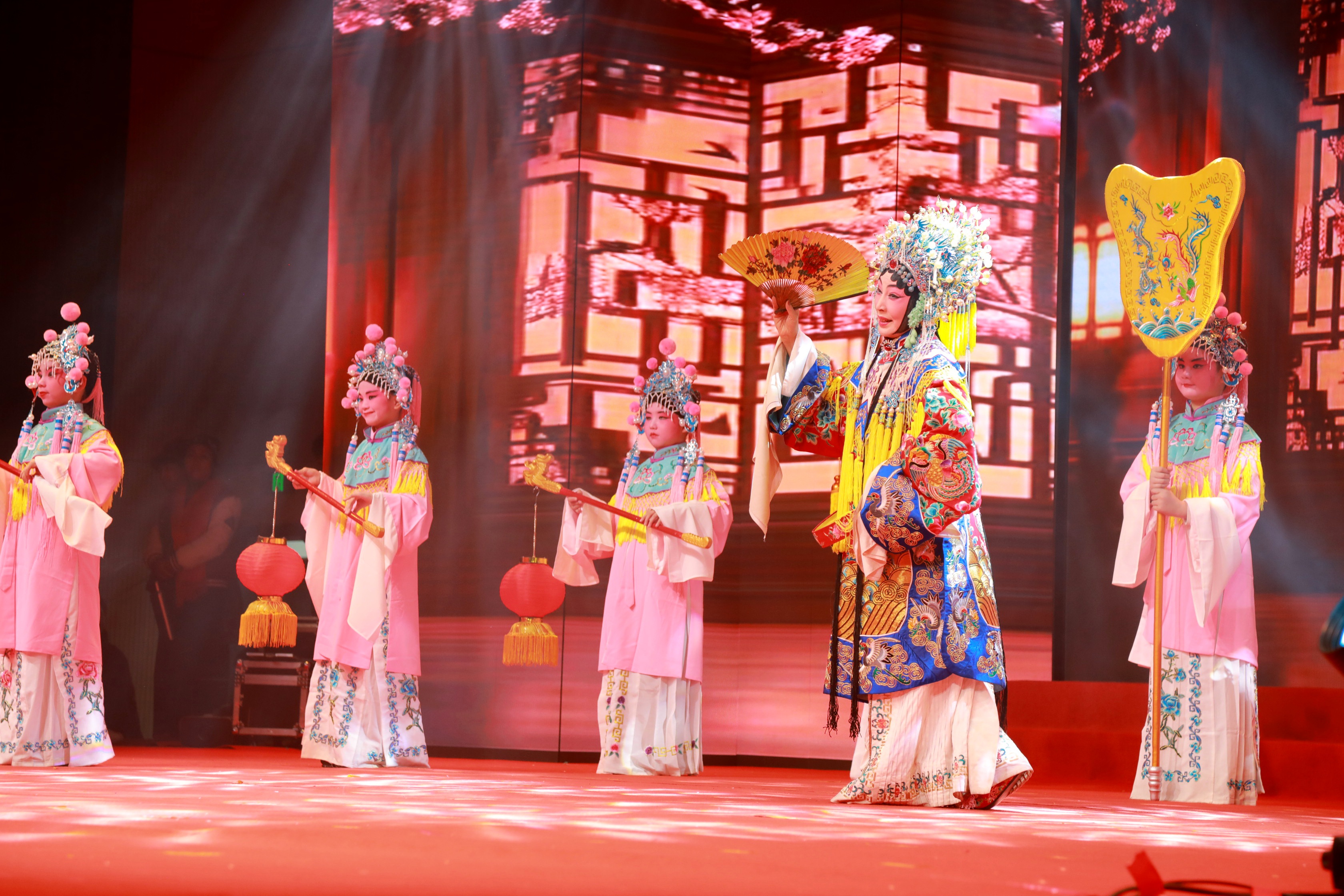 京剧《贵妃醉酒》节目表演。芦玉山摄