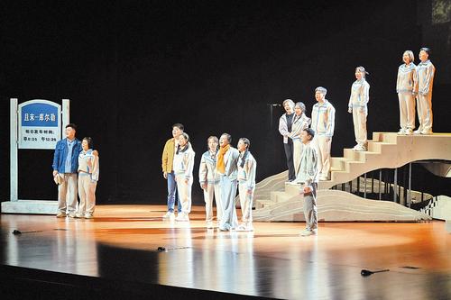 8月18日,承德話劇團創排的話劇《大漠日記》亮相第十二屆河北省戲劇節開幕式。圖為話劇《大漠日記》演出現場。 本報記者 王偉攝