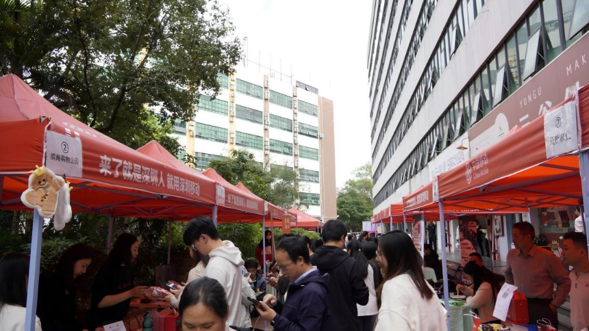 青龙特色产品亮相深圳市南山云谷园区第三届欢乐集市。张宝摄