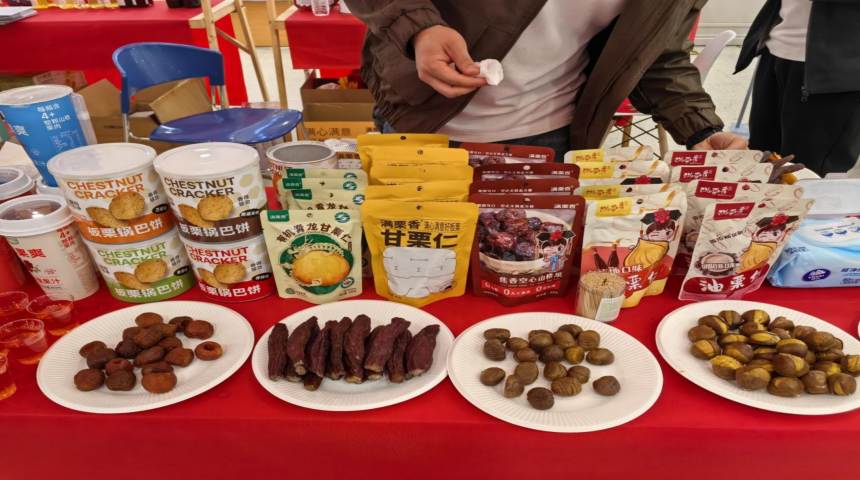 青龙特色产品亮相深圳市南山云谷园区第三届欢乐集市。张宝摄