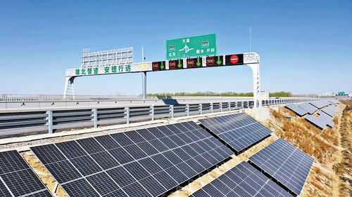 榮烏高速新線上布設的門架可變信息標志、超距交通毫米波雷達等設施。（資料片） 河北交投集團供圖