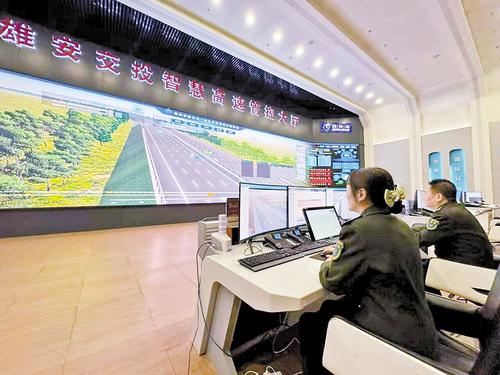 12月16日，雄安交投智慧高速管控大廳，工作人員在測試太行交通數智大模型運營管控智能體運行情況。本報記者 常方圓攝