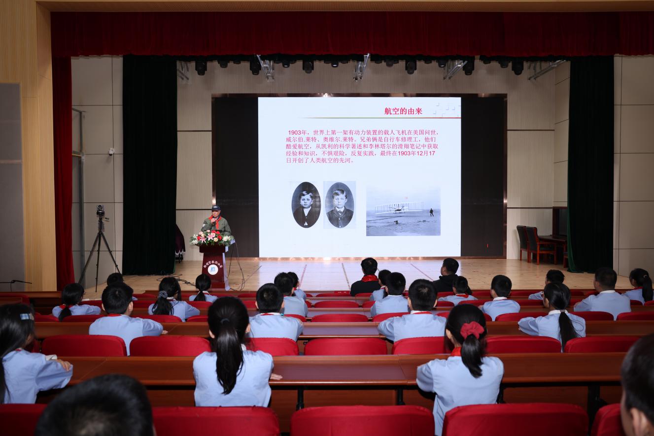 活动现场，飞行专家为师生带来一场生动的国防教育课。吕春龙摄