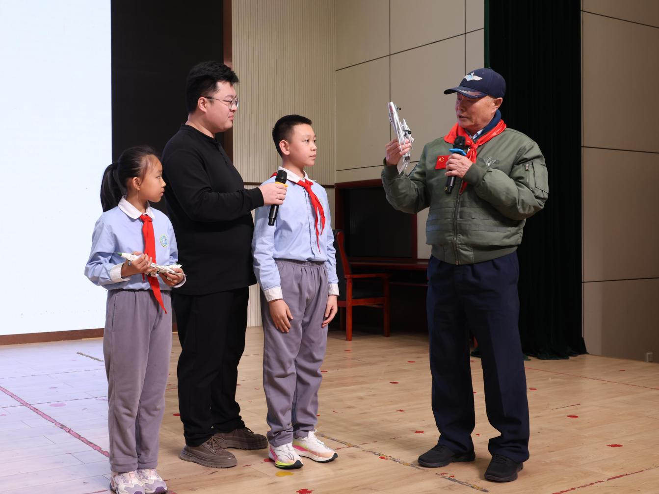 互动环节，学生代表介绍相关战机模型特点。吕春龙摄