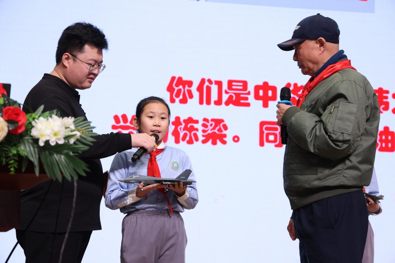 学生根据自己所学知识和飞行专家交流互动。吕春龙摄