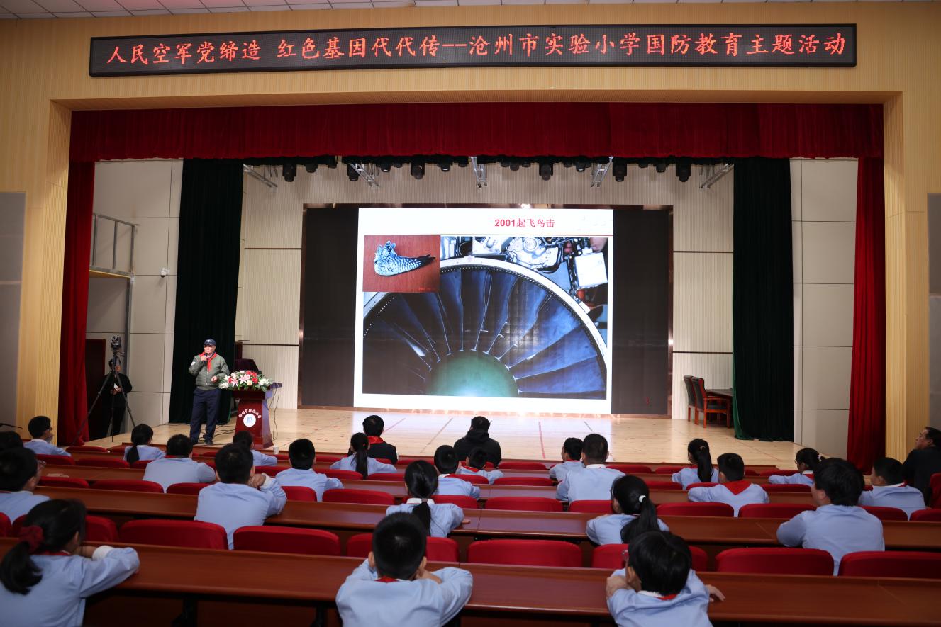 学生们聆听空军的故事。吕春龙摄