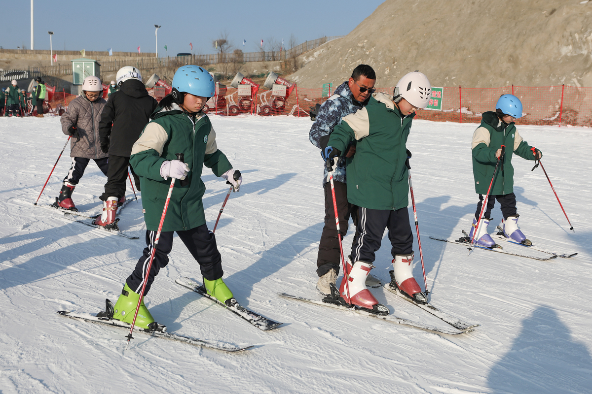 青少年體驗冰雪運動樂趣。武殿森供圖