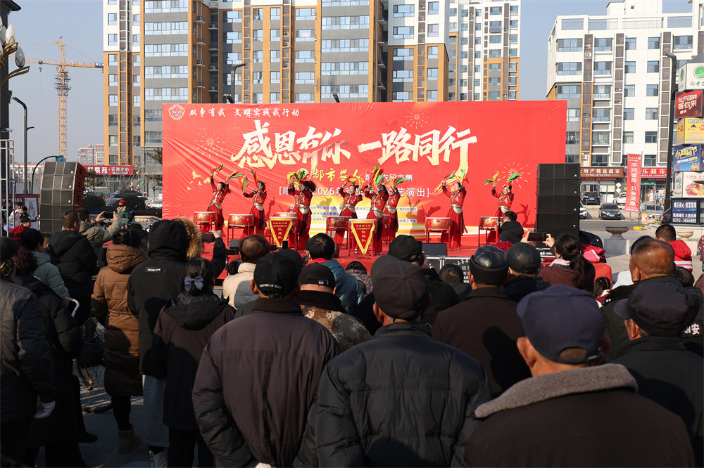 12月28日，开场鼓《龙腾盛世》拉开演出帷幕。吴潇摄