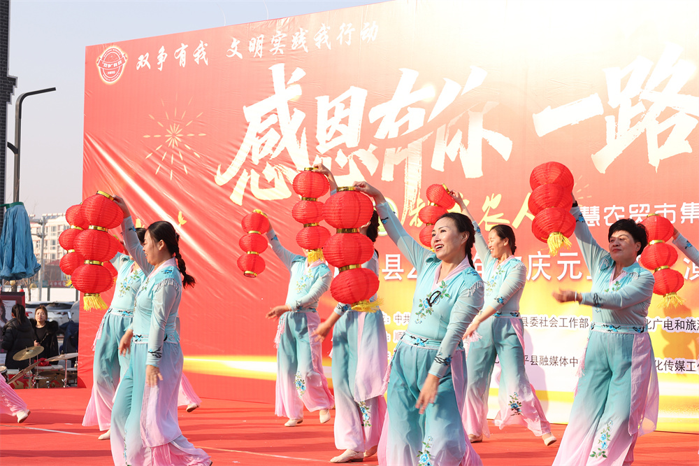 12月28日，演出节目精彩纷呈。吴潇摄