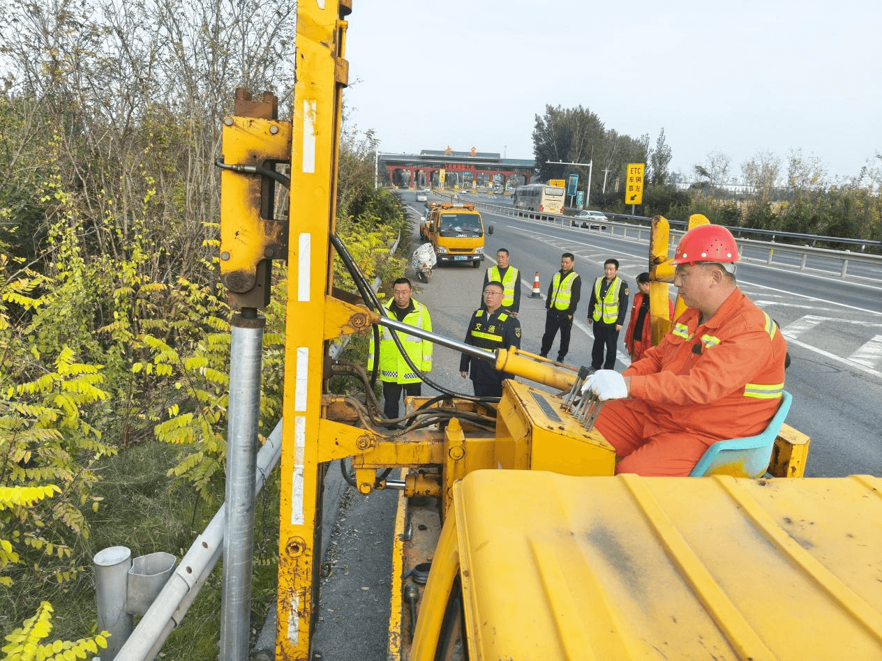 工作人員操作作業車安裝自動封路裝置的護欄立柱。王瑞娜攝