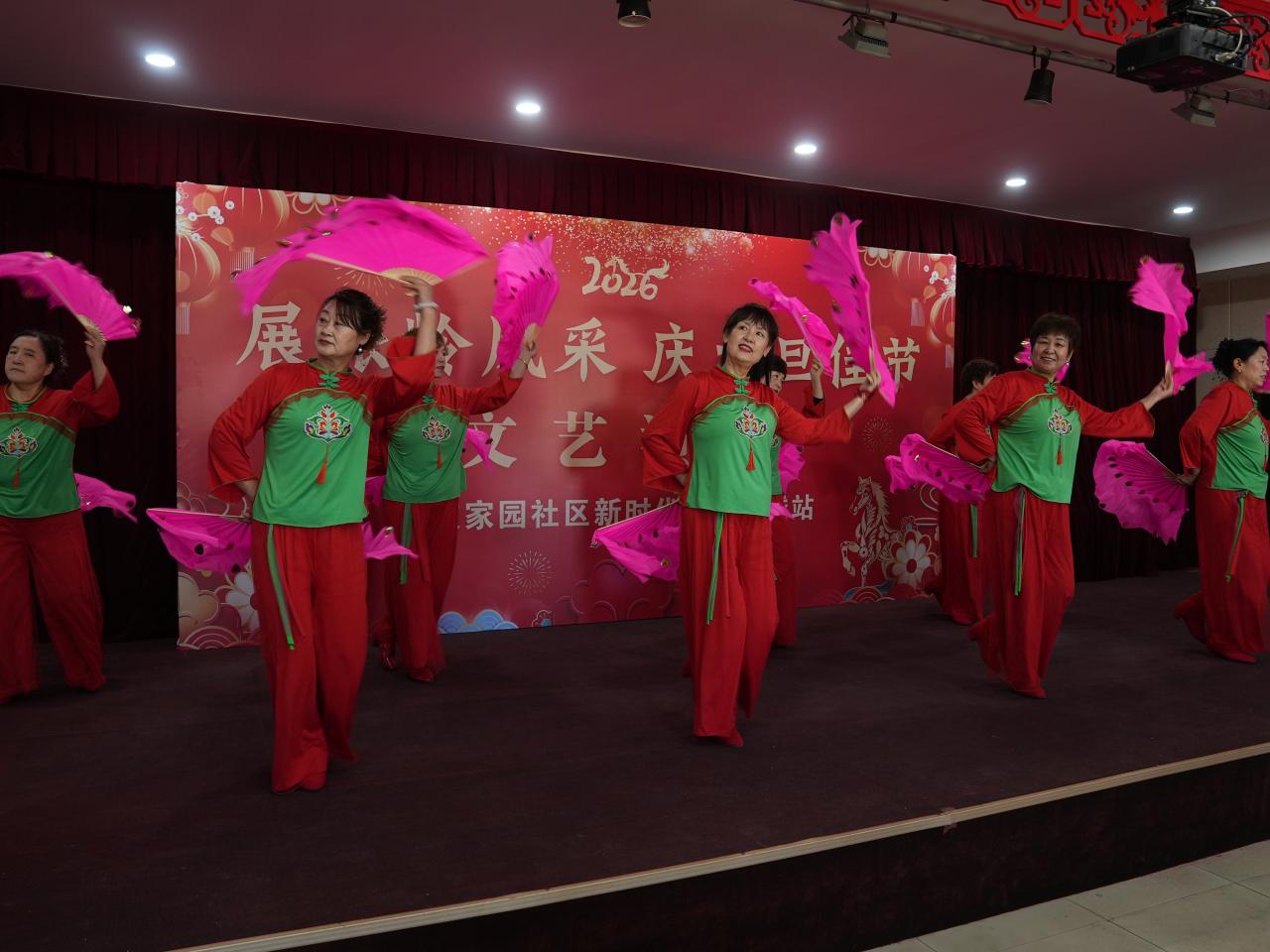 居民载歌载舞，欢声笑语不断。刘一明摄