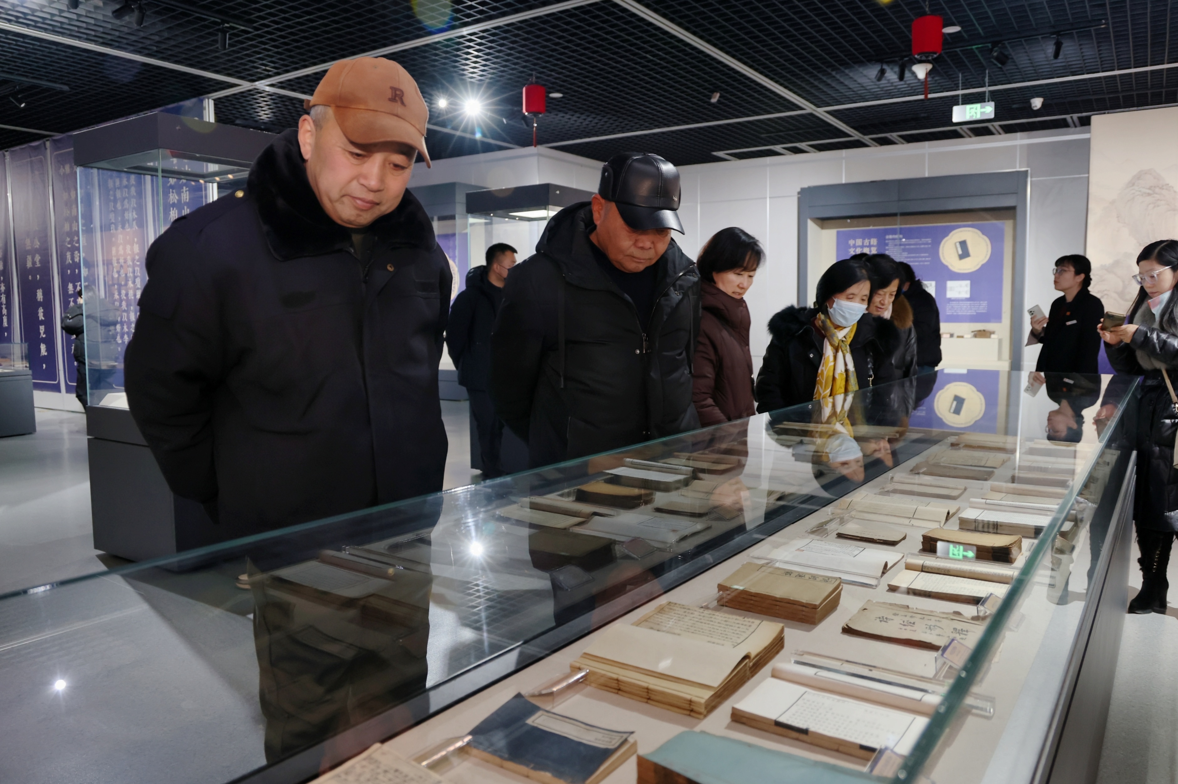 游客在沧州诗经古籍特展内观展。杨洋摄
