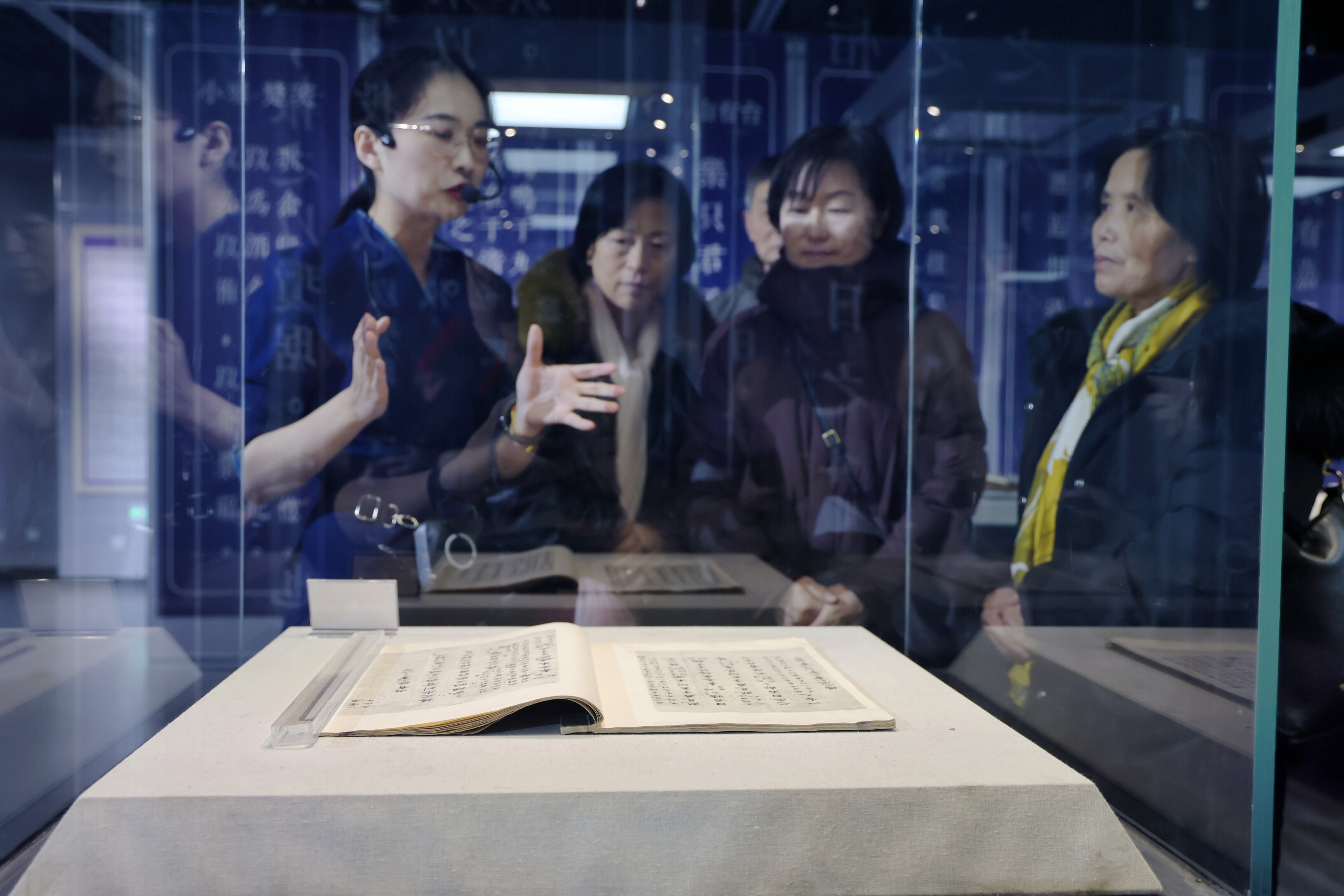 讲解员为游客讲解古籍《毛诗残卷》部分篇章。杨洋摄