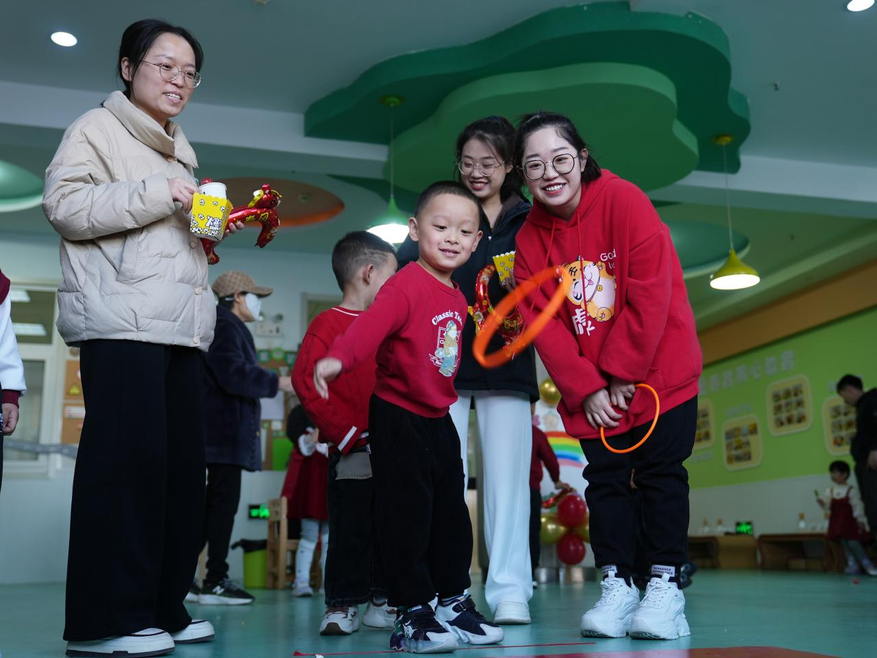 孩子们在趣味游戏区进行套圈游戏。 刘一明摄