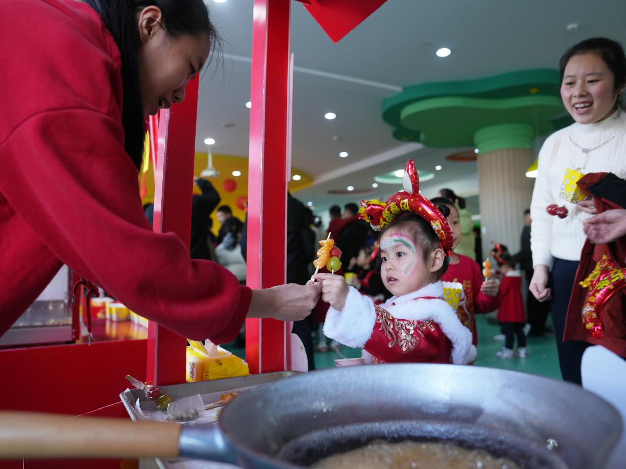 孩子们与家长共享舌尖上的美味。 刘一明摄