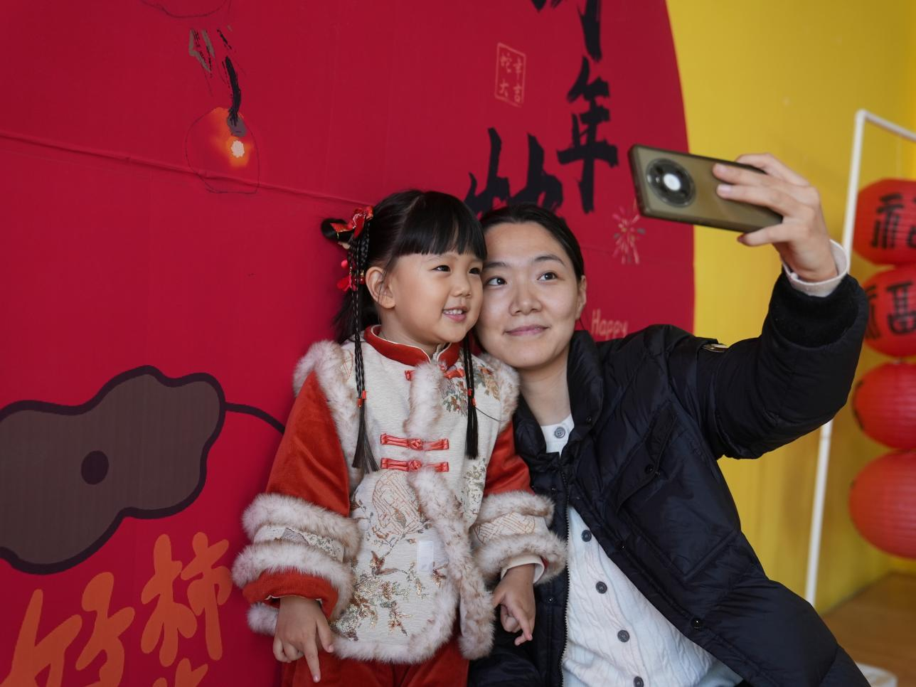 亲子共度美好庙会时光。刘一明摄