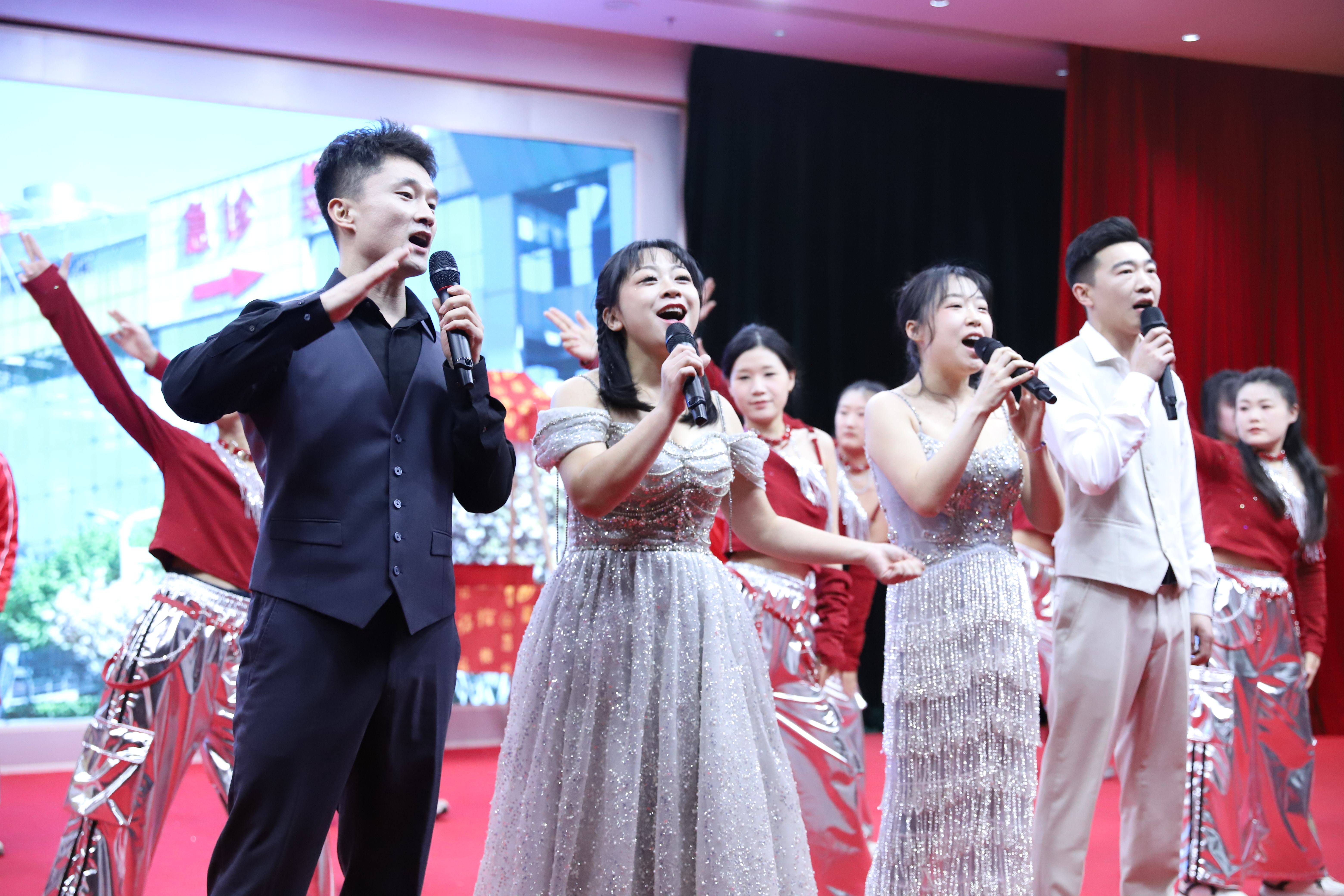 迁安市人民医院医护人员正在表演节目《最好的舞台》歌伴舞。蔡依娜摄