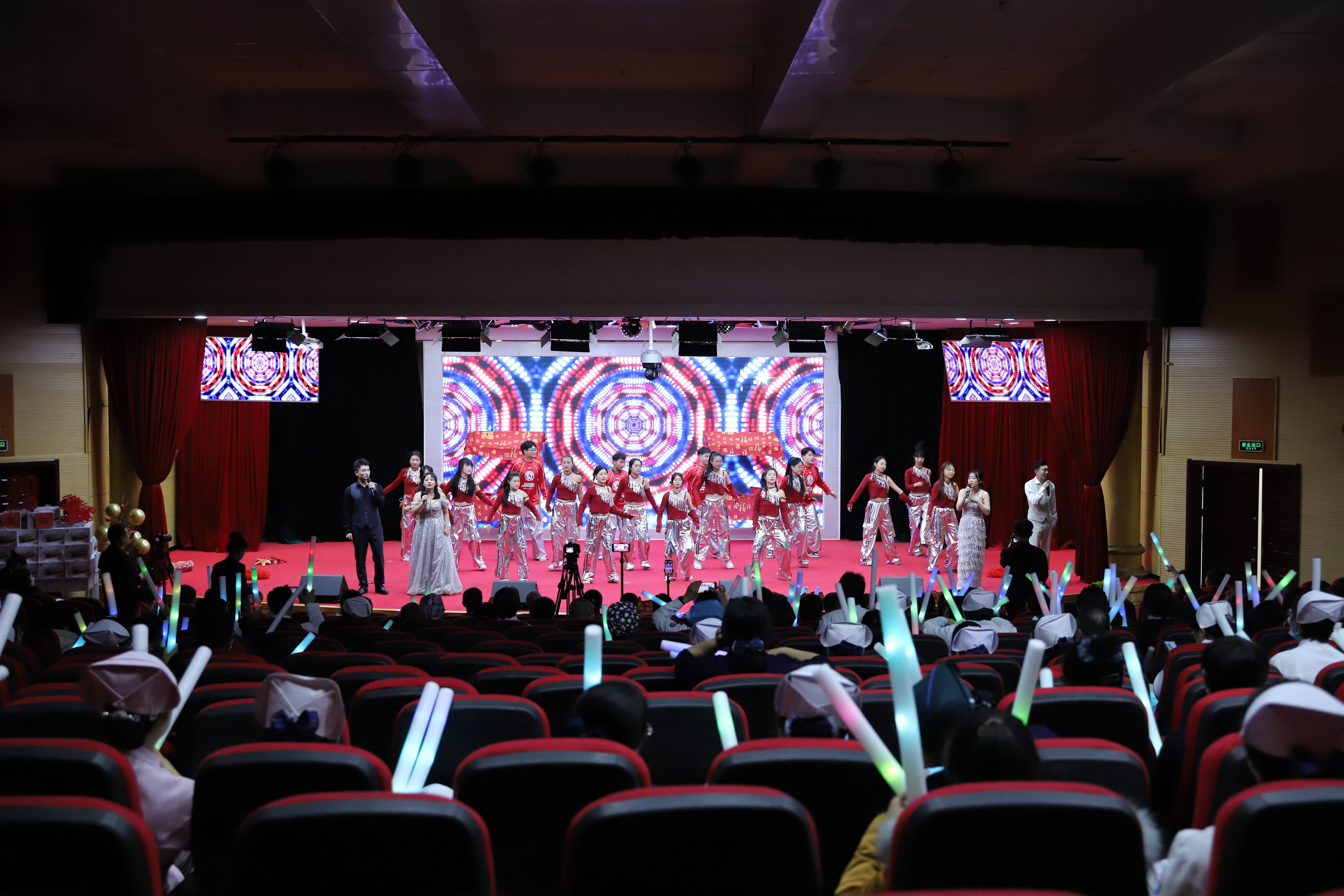 迁安市人民医院医护人员正在表演节目《最好的舞台》歌伴舞。蔡依娜摄
