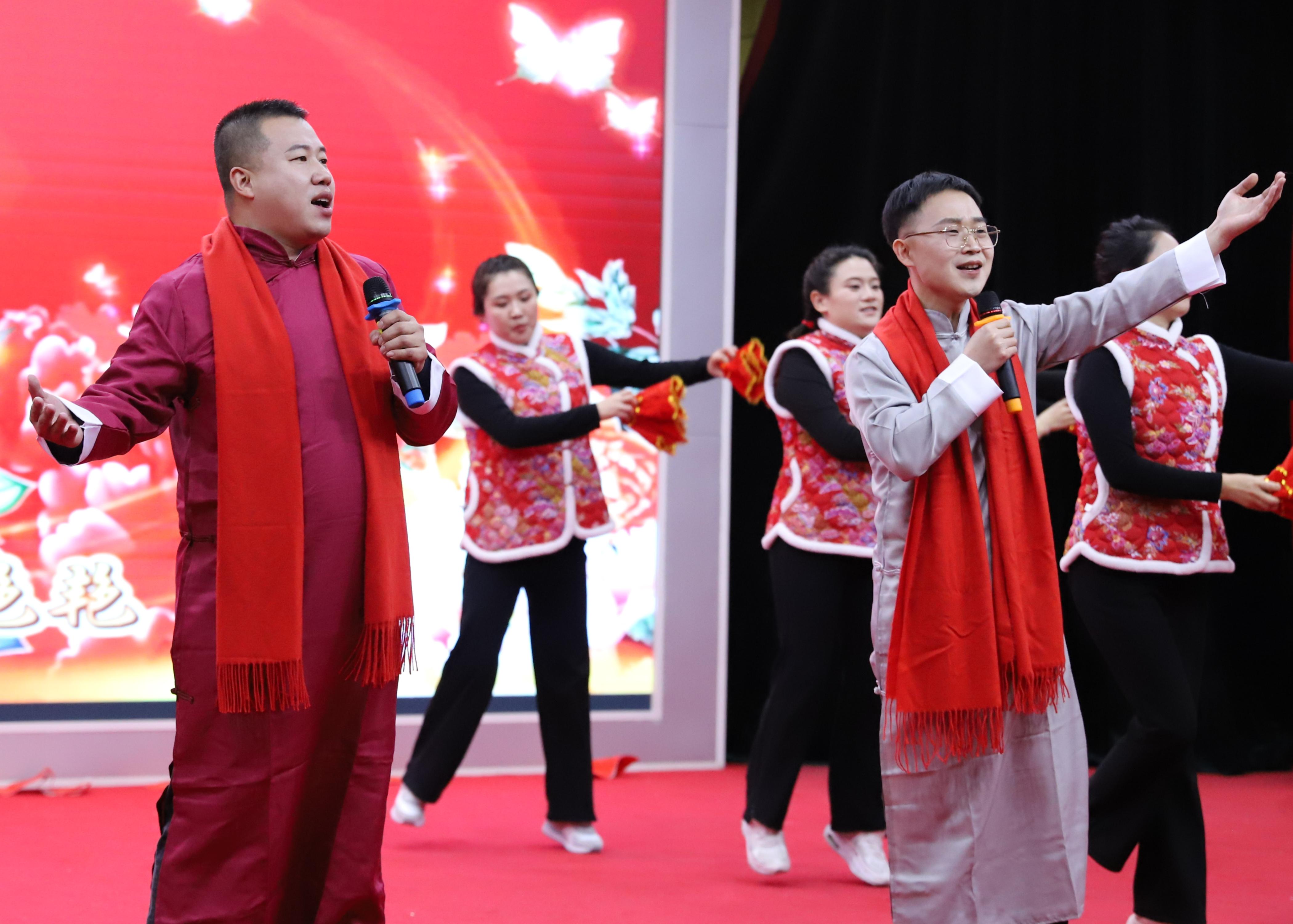 迁安市人民医院医护人员正在表演节目《最亲的人》歌伴舞。蔡依娜摄