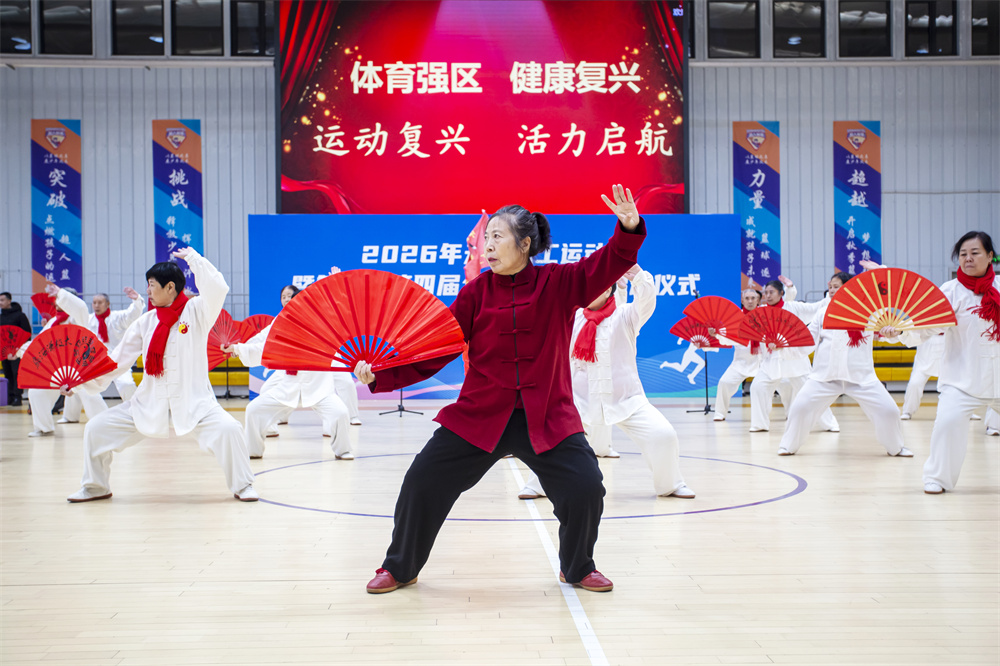 暖场节目太极扇表演。聂长青摄
