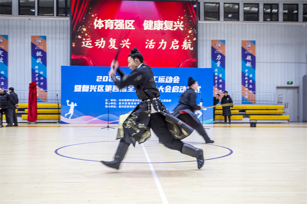 暖场节目武术表演。聂长青摄