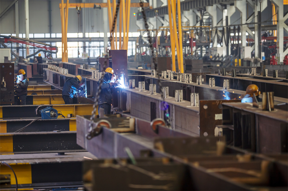 1月1日，河北省邯郸市复兴经济开发区产业园，河北冶金建设集团数智化装备制造有限公司职工在加工备件。聂长青摄