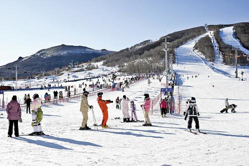 1月1日，在太舞小鎮，游客盡情享受冰雪樂趣。 本報記者 郭曉通攝