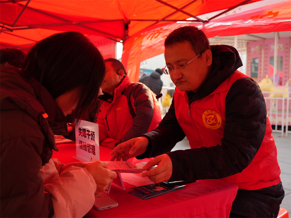 活动现场提供心理健康咨询、义诊等便民服务。刘一明摄