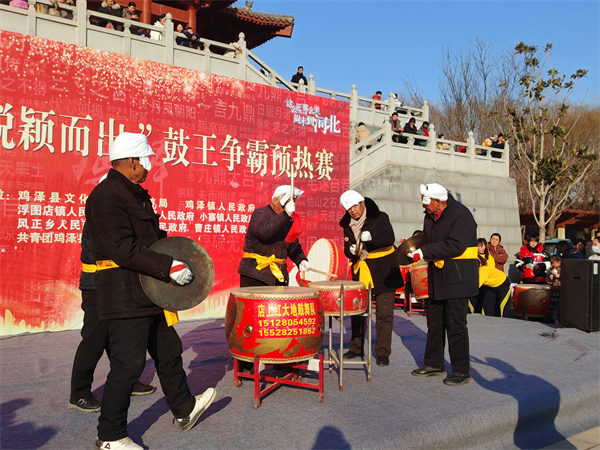 鸡泽县“脱颖而出”鼓王争霸赛现场。孟露明摄
