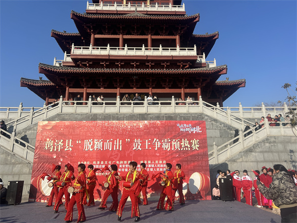 鸡泽县“脱颖而出”鼓王争霸赛现场。孟露明摄