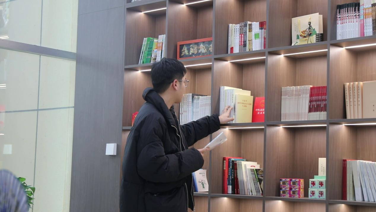 市民在大名书房选取图书