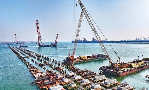 近日，黄骅港煤炭港区五期工程码头建设现场施工正酣。本报记者 张 昊摄