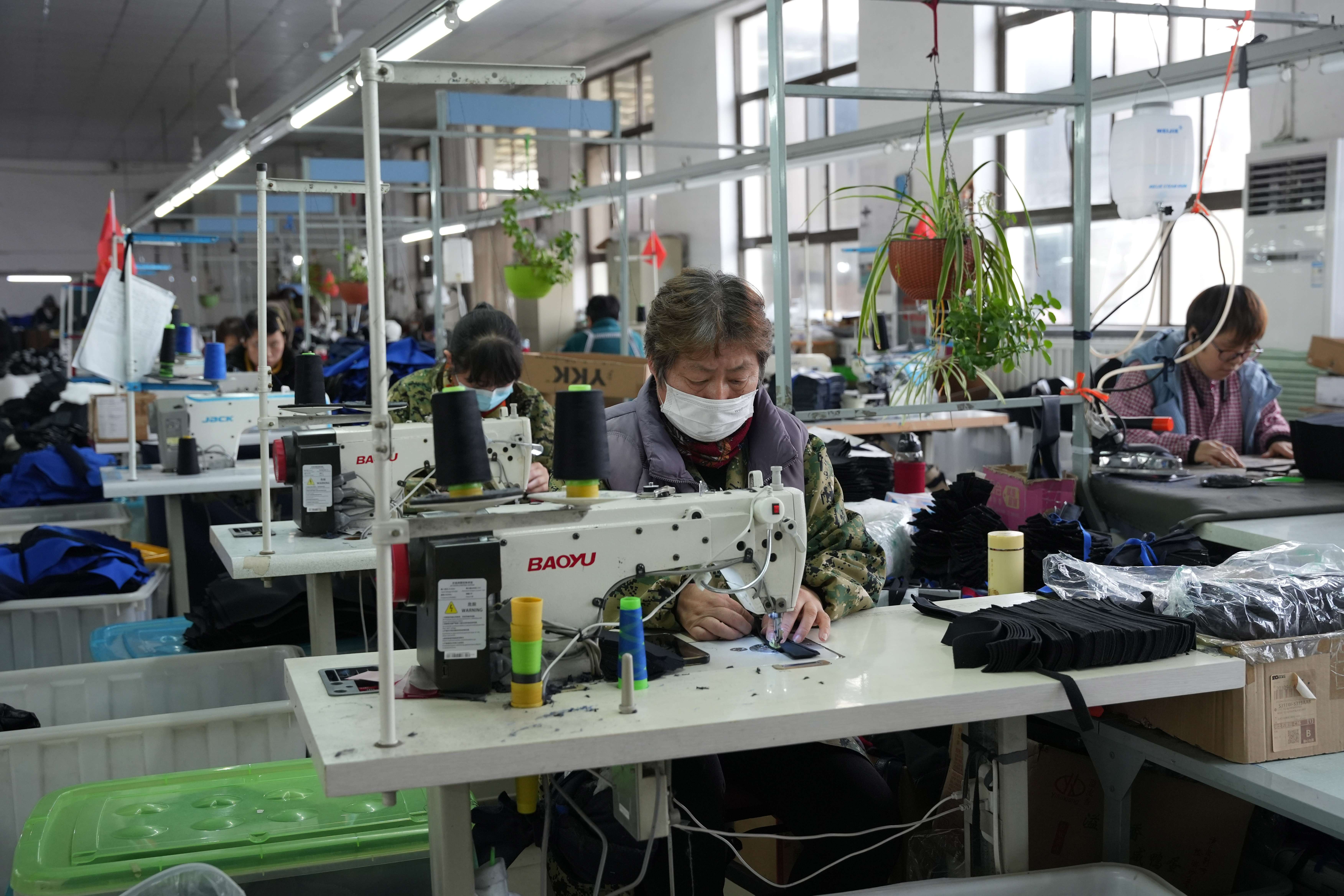 12月26日,云霞制衣的工人们正在缝制服装。王雪摄