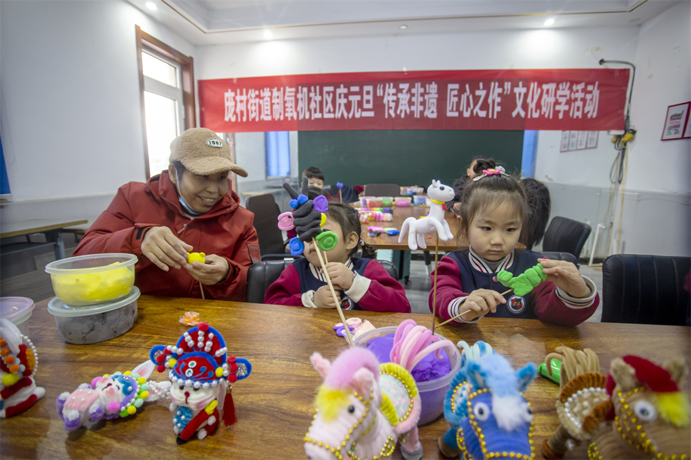 孩子们学习捏面塑。聂长青摄