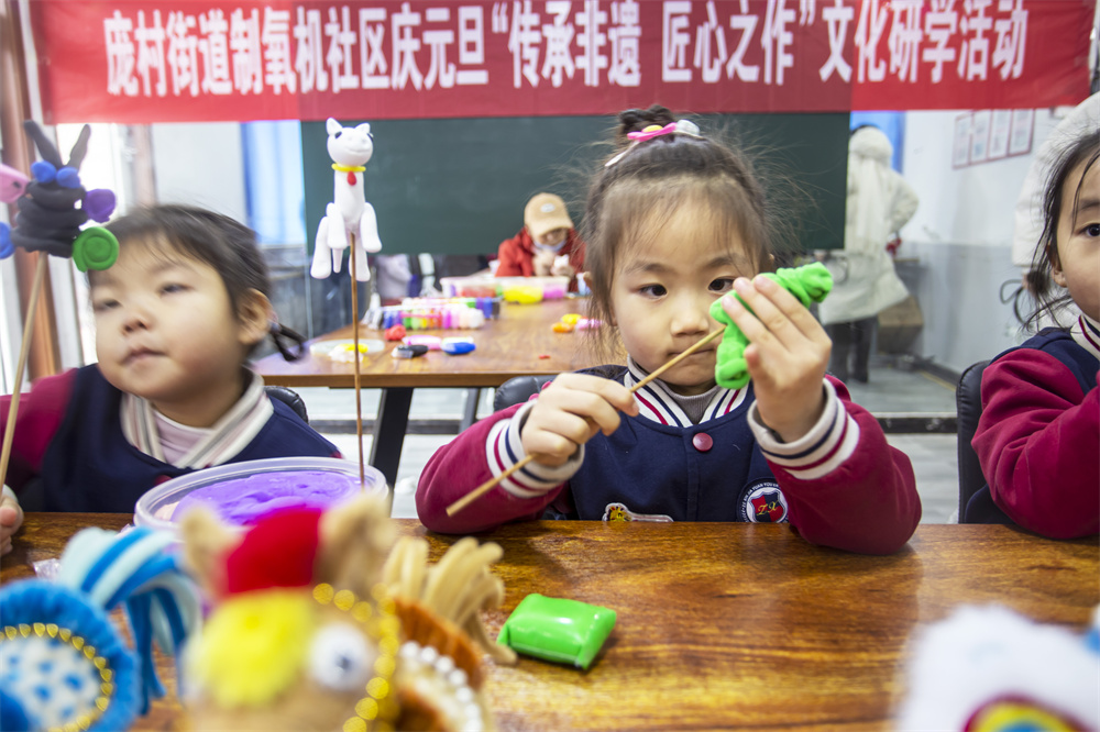 孩子们学习捏面塑。聂长青摄