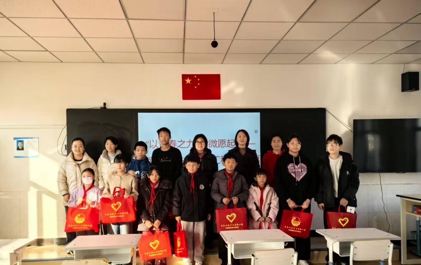 爱心企业代表为东田庄学校的孩子们送上“微心愿”礼物。胡硕人摄
