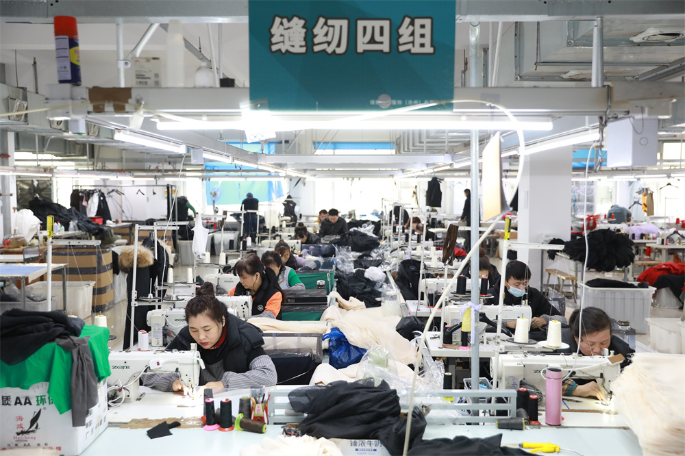 1月6日,工人在一家服装生产企业缝纫车间工作。田博摄