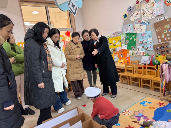 三位幼教专家应邀入园指导。蒋祎摄