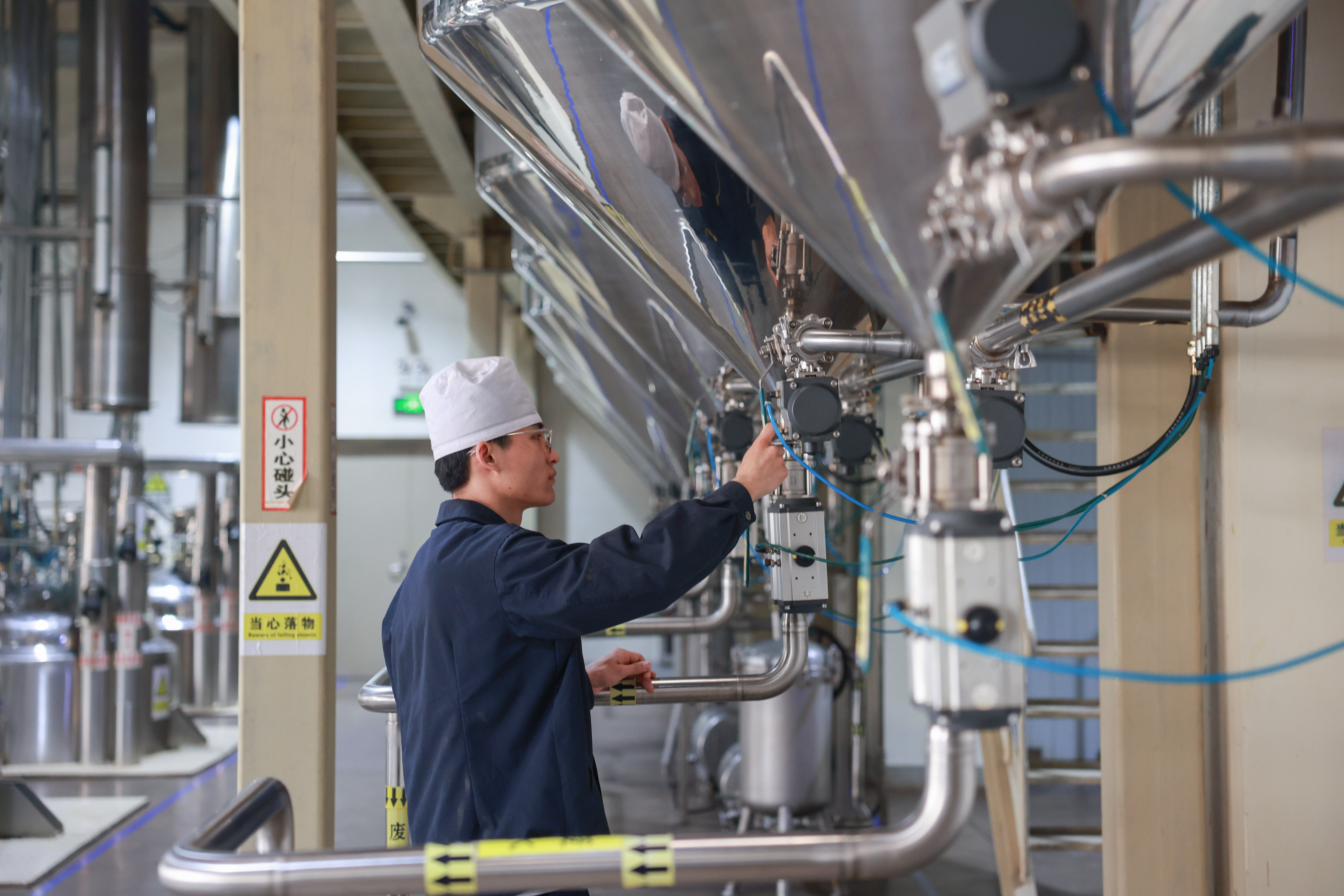 在邯鄲制藥股份有限公司的智能化中藥提取生產線上,工作人員正在對智能化生產設備運行情況進行檢查。李昊 攝
