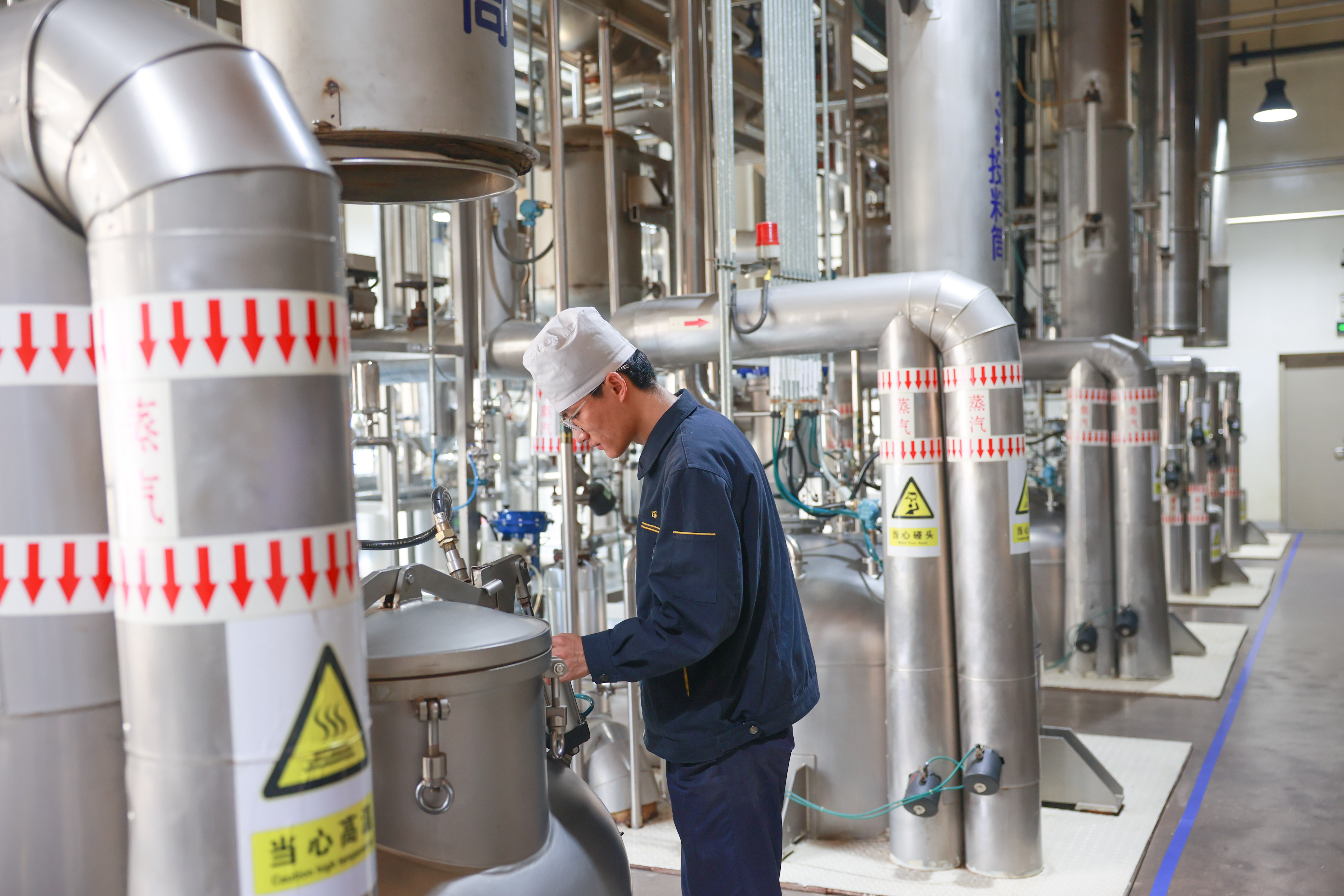 在河北省邯鄲制藥股份有限公司的智能化中藥提取生產線上,工作人員正在對智能化生產設備運行情況進行檢查。李昊攝